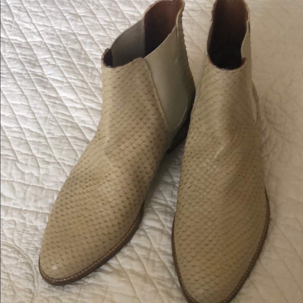 Aquatalia Yulia bootie Cream Snake Skin Sz 6.5